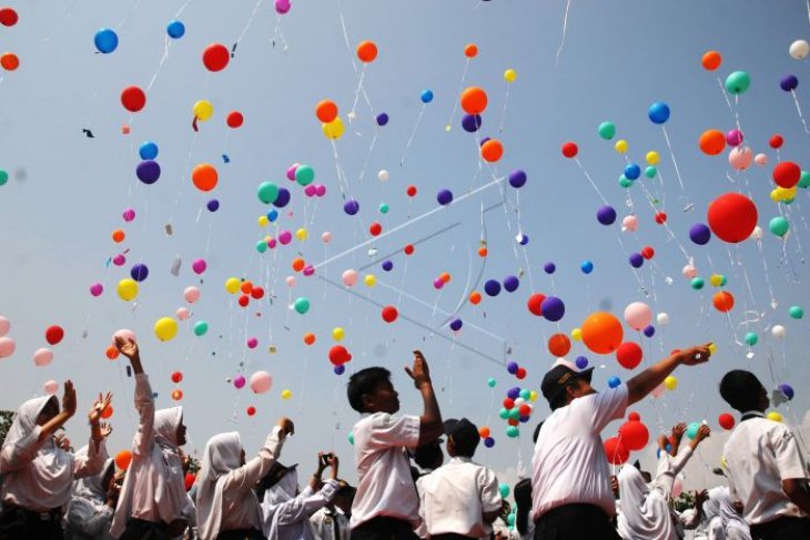 Pelajar melepas balon harapan