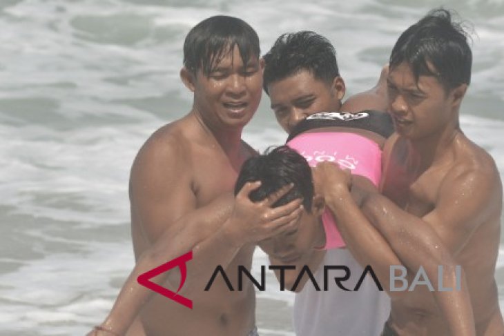 Latihan pertolongan wisatawan pantai