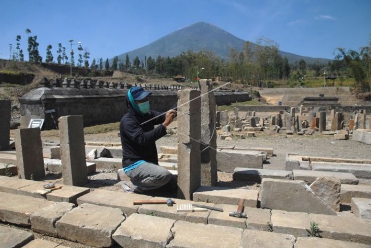 Rekonstruksi bangunan situs Liyangan