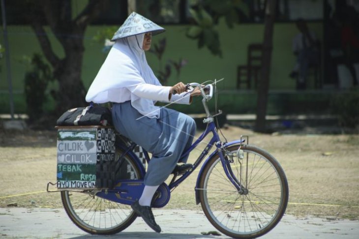 Siswi berjualan cilok