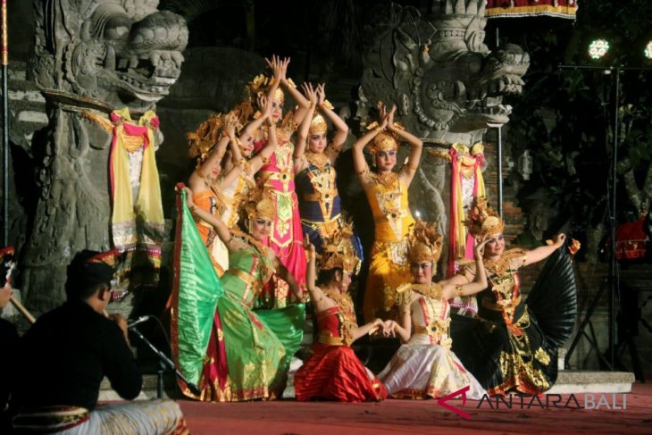 Siswa Bangli-Denpasar usung THK dalam