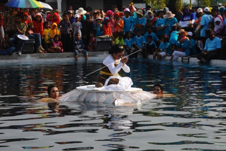 Tradisi syukuran banyu pluneng