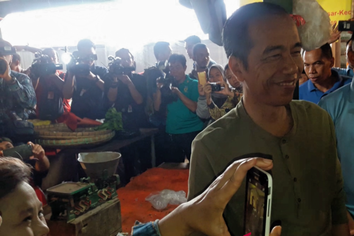 Jokowi visits Bandung`s Cihaurgeulis traditional market