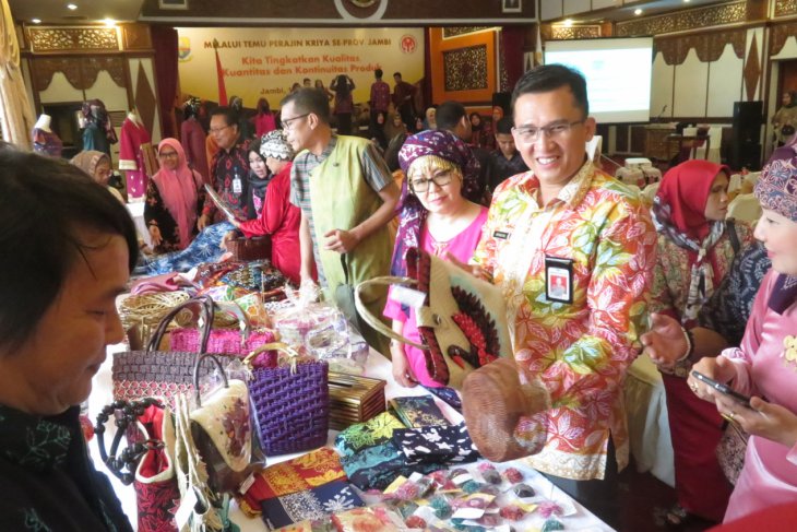 Dekranasda Jambi dorong pengrajin tingkatkan kualitas produk