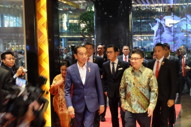 President arrives in Surabaya after attending APEC Summit