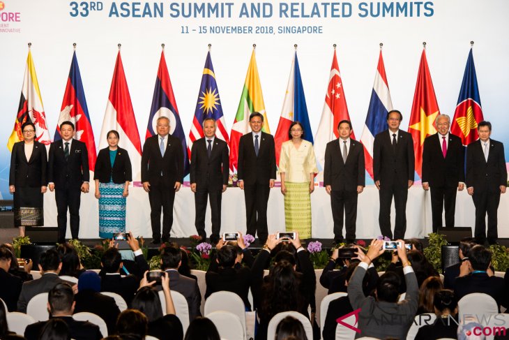 Indonesia urges ASEAN economic community to adapt to industry 4.0