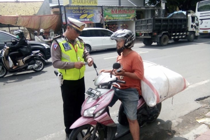 Polda Bali tertibkan pengendara bawa barang berlebihan