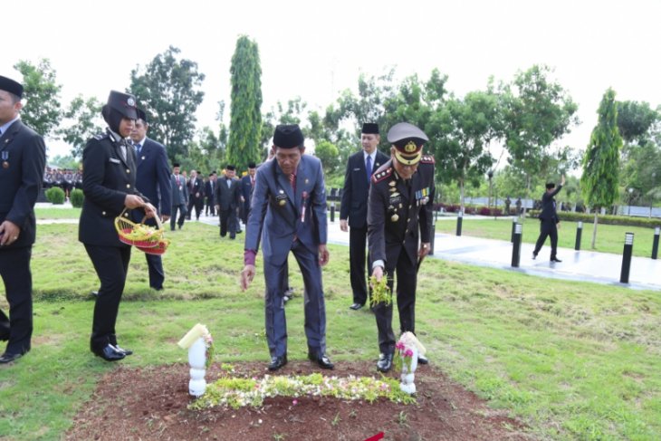 Tabur bunga di makam pahlawan