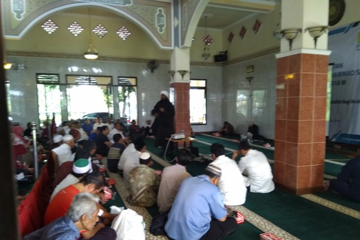 PLN Bogor salurkan sembako dan beasiswa dhuafa
