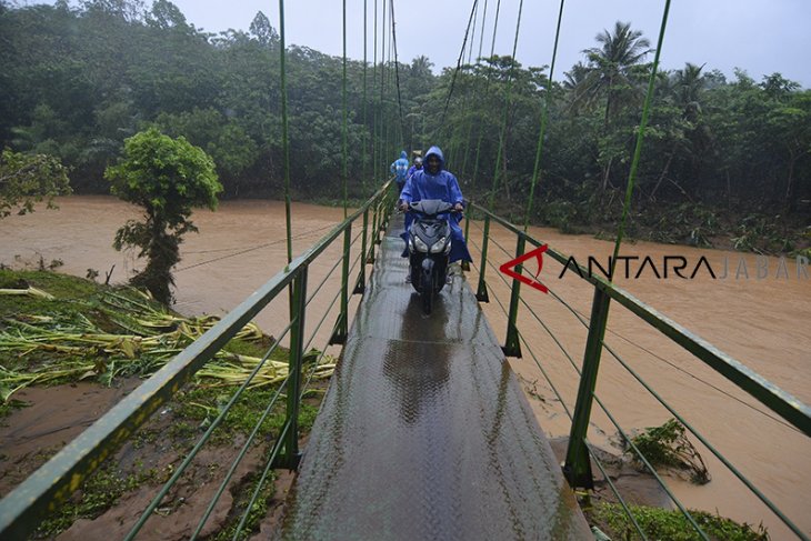 Jembatan gantung alternatif