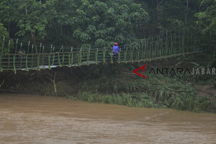 Jembatan gantung alternatif