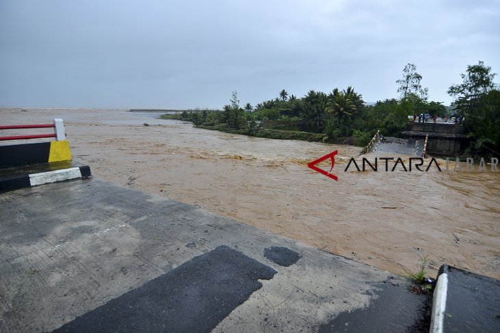 Jembatan pansel Jabar ambruk