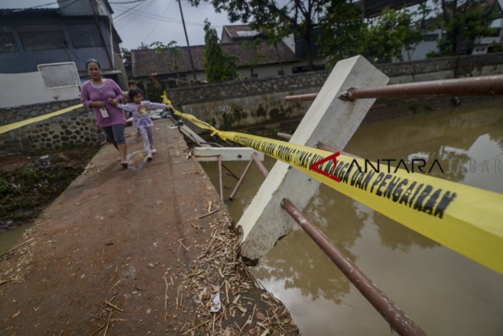 Jembatan rusak diterjang banjir