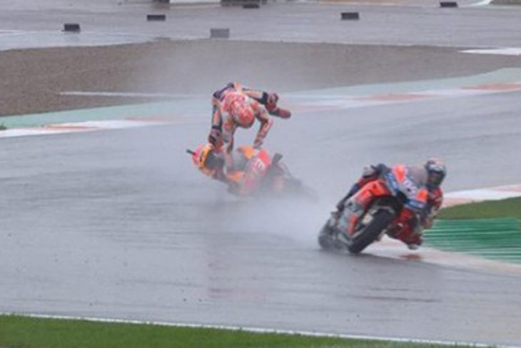 Hujan paksa balapan MotoGP Valencia lakukan start ulang