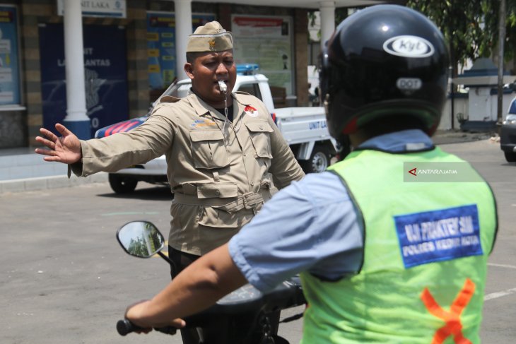 Pelayanan Polisi Bertema Hari Pahlawan