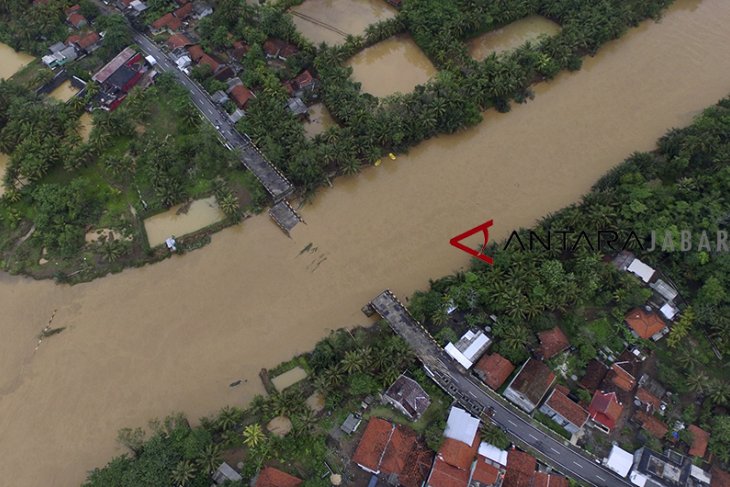 Perbaikan jembatan pansel pasang Bailey