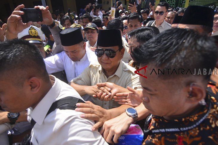 Prabowo ziarah makam Abah Anom