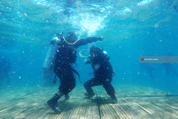 Silat di Dalam Laut