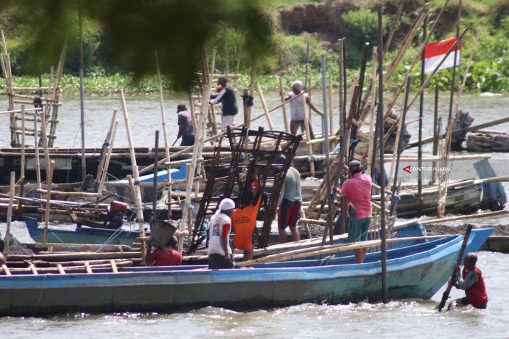 Tambang Pasir Ilegal Sungai Brantas