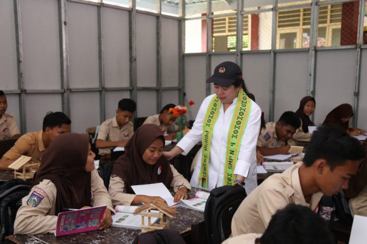 Minister sees off troops returning from quake-hit lombok
