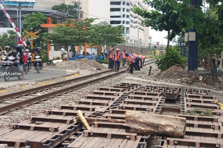 Pemasangan Block Rel Depan RSI Ahmad Yani Surabaya Molor