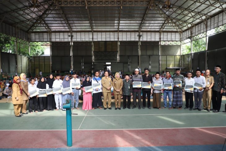 Bupati Serang serahkan beasiswa