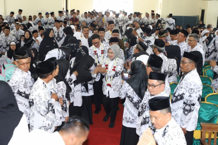 Bupati Serang, Ratu Tatu Chasanah tiba di lokasi peringatah HUT PGRI di Aula Gedung Guru Kecamatan Mancak, Rabu (28/11)
