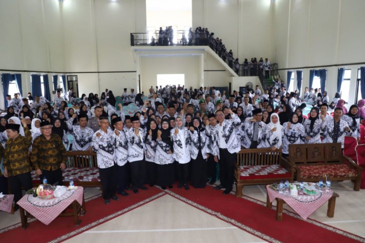 Bupati Serang, Ratu Tatu Chasanah berofo bersama dengan para guru pada peringatah HUT PGRI di Aula Gedung Guru Kecamatan Mancak, Rabu (28/11)