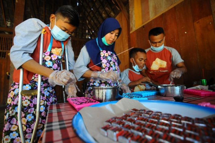 Produksi makanan coklat tempe