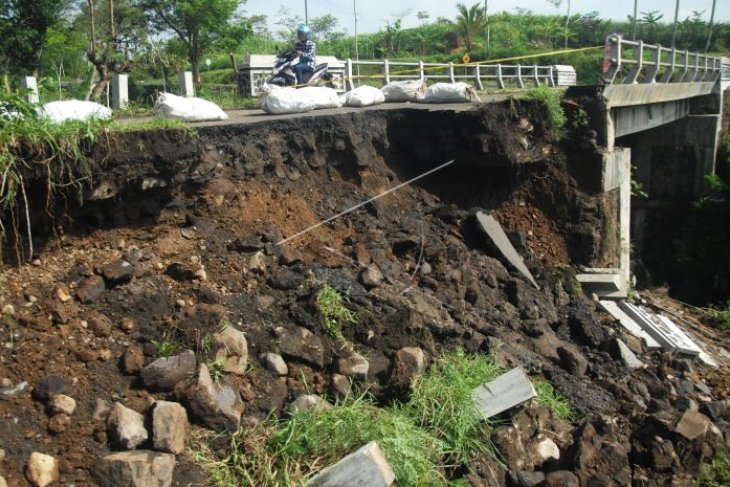 Jalan longsor di Temanggung