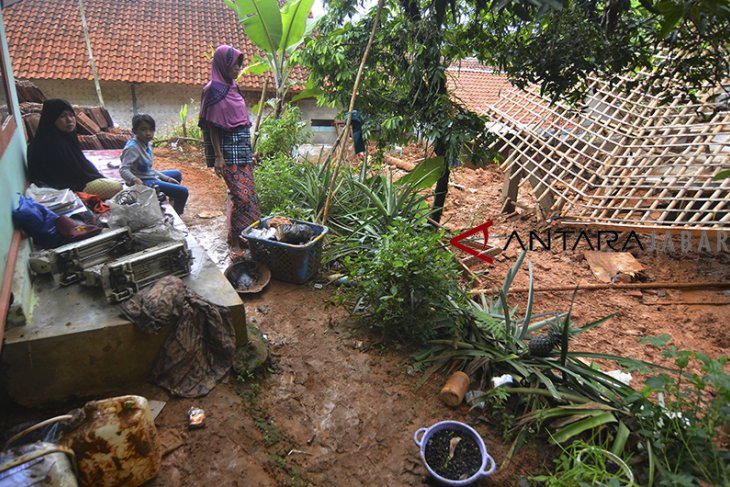 Bencana longsor Tasikmalaya