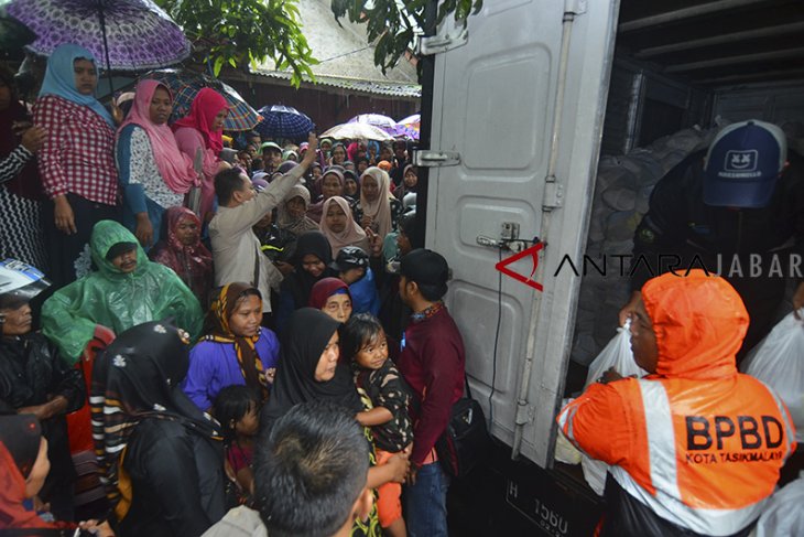 Kemensos berikan bantuan korban bencana