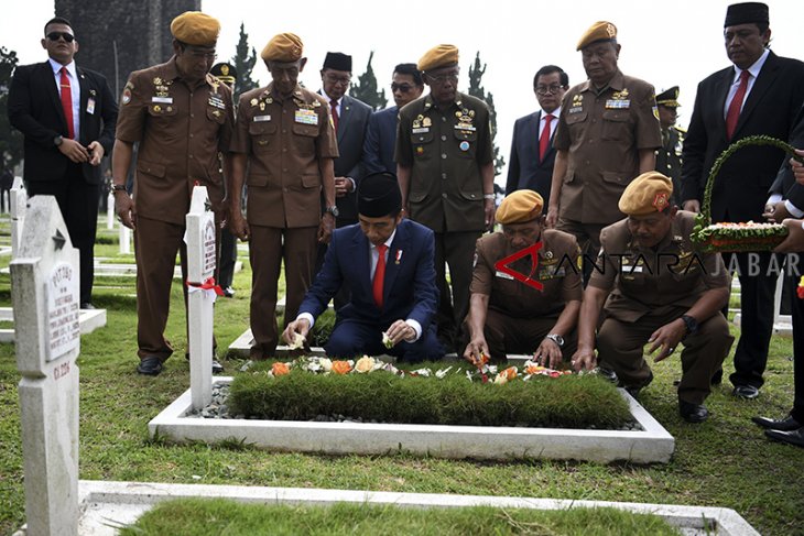 Presiden Joko Widodo ziarah hari Pahlawan 
