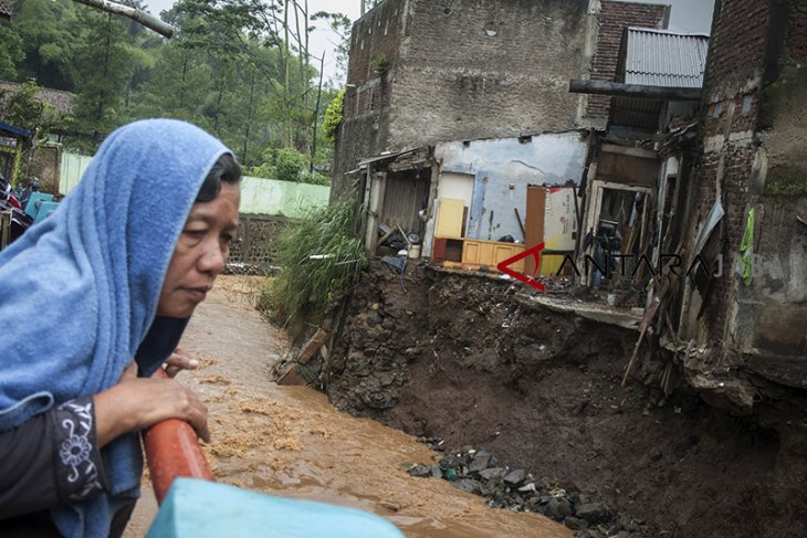 Rumah terancam ambruk di Bandung