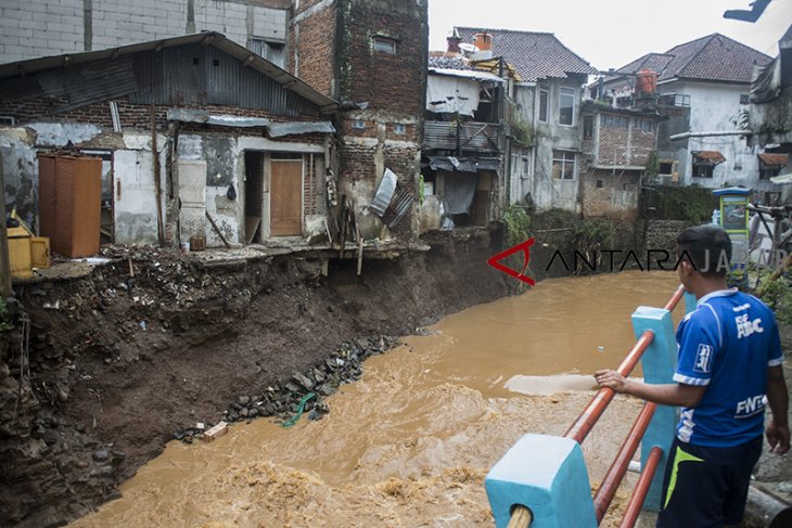 Rumah terancam ambruk di Bandung