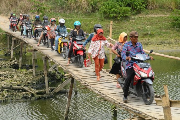 Jembatan kayu penghubung desa