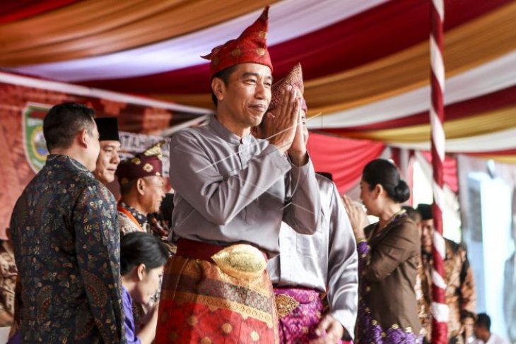 Jokowi terima penganugerahan gelar kehormatan adat Komering