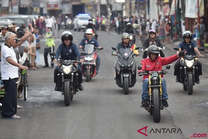 Presiden Jokowi Blusukan ke Pasar Naik Motor