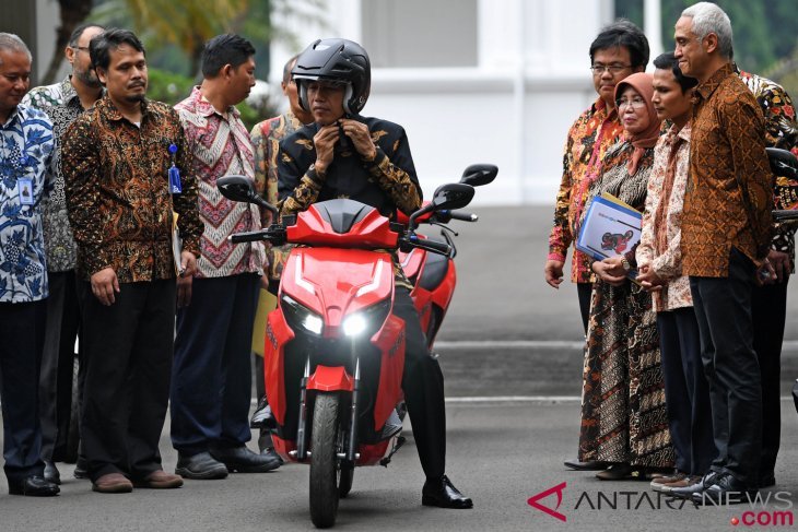 Presiden Menjajal Motor Listrik Gesits