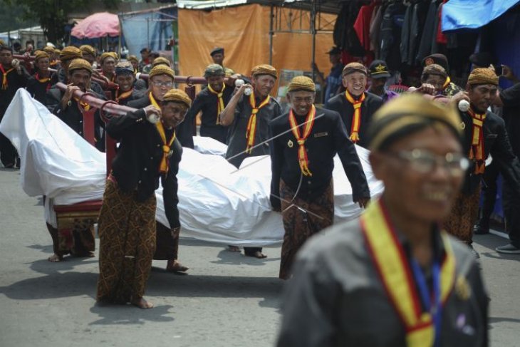 Kirab gamelan sekaten