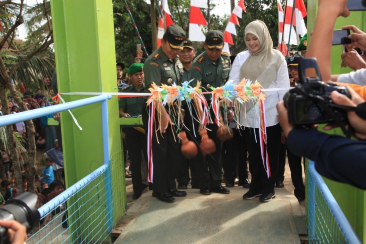 Peresmbian jembatang gantung Pasir Eurih, Pandeglang