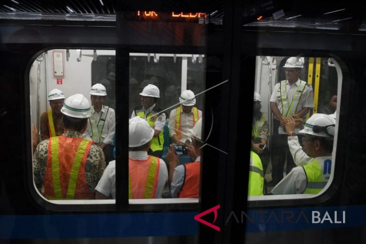 Presiden mencoba MRT Jakarta