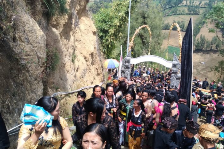 Warga Suku Tengger Gelar Upacara Unan-unan