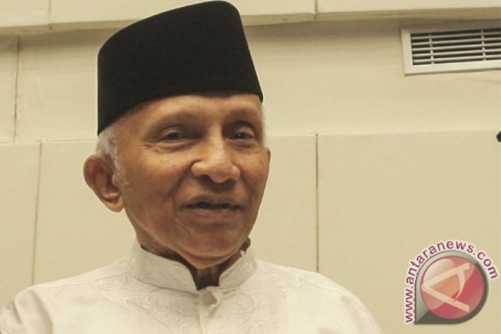 Amien Rais tunjukkan buku