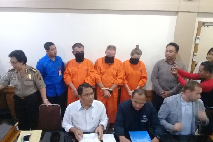 Polda Bali serahkan tiga warga asing kasus penipuan
