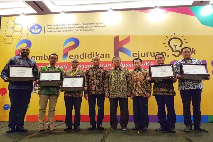 Mendikbud Beri Penghargaan Kepada Alfamart Karena Membantu Tekan Pengangguran