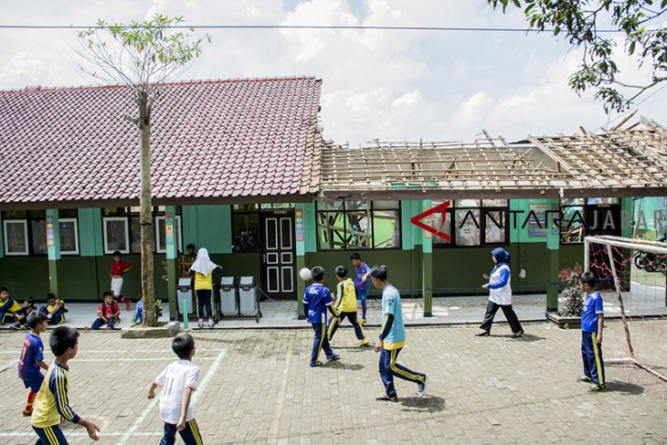 Atap bangunan sekolah ambruk