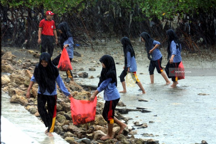 Bersihkan Pantai