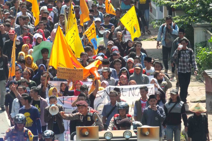 Demo Tolak Tambang Emas Silo Nyaris Ricuh (Video)