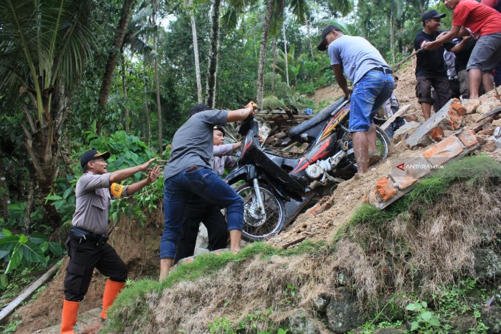 Banjir Bandang Dan Tanah Longsor Di Pacitan